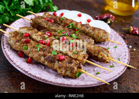 Lula Kebab ist eine traditionelle arabische Gericht. Fleisch Schaschlik auf Holzspieße. Stockfoto