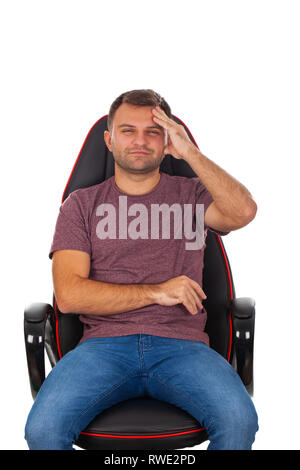 Bild der junge Geschäftsmann Legere Outfit sitzt auf einem bequemen Bürostuhl auf isolierten Hintergrund Stockfoto