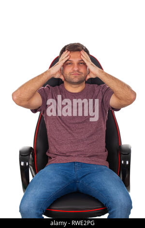 Bild der junge Geschäftsmann Legere Outfit sitzt auf einem bequemen Bürostuhl auf isolierten Hintergrund Stockfoto