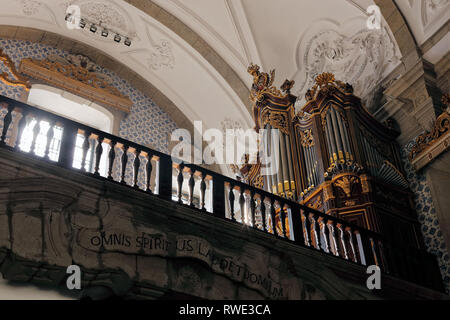 Porto, Portugal, 4. März 2015: alte Orgel von Oporto Barmherzigkeit Kirche (Igreja da Misericordia do Porto) wieder aufgebaut von Nasoni im achtzehnten Jahrhundert. Stockfoto