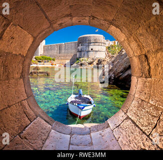 Dubrovnik kleine Hafen unter Stadtmauer Blick durch Stein Fenster, berühmte Reiseziel Dalmatien Stockfoto