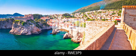 Dubrovnik Bucht und historischen Mauern Panoramaaussicht, Reiseziel in Dalmatien, Kroatien Stockfoto