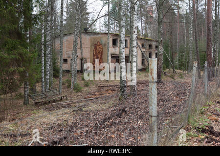 Gebäude mit Wandbild im Wald an ehemalige sowjetische Raketenbasis, Zeltiņi, Lettland Stockfoto