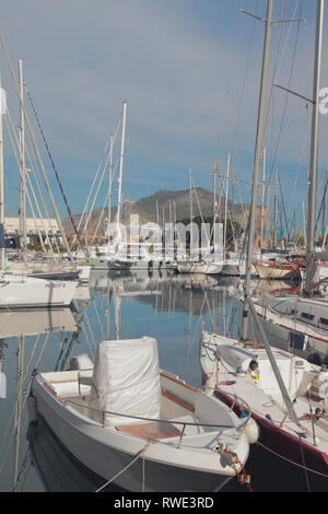 Palermo, Sizilien, Italien - 04.Oktober 2018: Parkplatz für Yachten im Golf La Cala Stockfoto