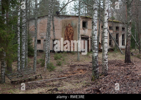 Gebäude mit Wandbild im Wald an ehemalige sowjetische Raketenbasis, Zeltiņi, Lettland Stockfoto