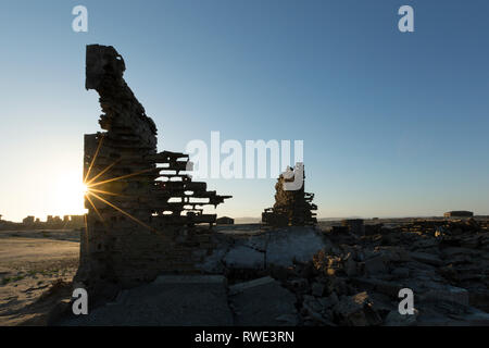 Verlassene Gebäude in einem Geist Bergbaustadt Elizabeth Bay südlich von Kolmanskop in Namibia. Stockfoto