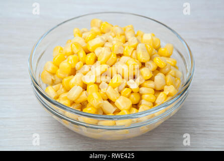 Schale mit frischen Mais Getreide Nahaufnahme Stockfoto