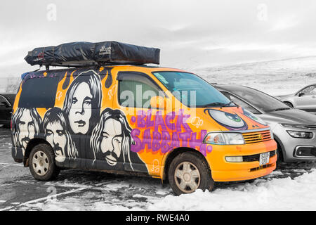 Wicked CAMPERS Black Sabbath lackiert Wohnmobil im Schnee geparkten Auto Park in Glencoe Mountain Resort in Glencoe, Highlands, Schottland im Winter Stockfoto