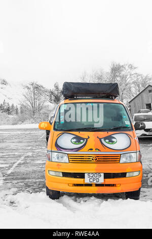 Wicked CAMPERS Black Sabbath lackiert Wohnmobil im Schnee geparkten Auto Park in Glencoe Mountain Resort in Glencoe, Highlands, Schottland im Winter Stockfoto