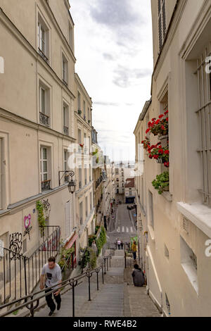 Menschen klettern die steilen Stufen an der Rue Drevet, Rue Des Trois Frères mit Rue André Barsacq, Montmartre, Paris Stockfoto