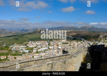 Blick auf Alcala la Real Stadt und die umliegende Landschaft von den Wänden der Hügel in der historischen Burg / Festung. Die Provinz Jaen, Andalusien, Spanien Stockfoto