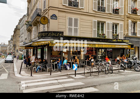 Menschen außerhalb Bistrot Smiley auf der Rue des Martyrs sitzen in der St Georges Gegend von Paris Stockfoto