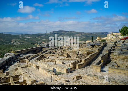 Aktuelle Ausgrabungen und Restaurierung im Hilltop Alcala la Real Schloss - Fortaleza de la Mota - und die Landschaft in der Provinz Jaen, Andalusien, Spanien Stockfoto