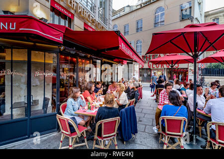 Menschen außerhalb À la Place Saint-Georges, Café Restaurant in der St Georges Bereich des 9. Arrondissement von Paris, am späten Nachmittag sitzen. Stockfoto