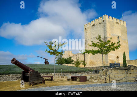 In Alcala la Real Schloss zeigt die Alcazaba Tower, Lavendel Garten und Trebuchet + Kanone defensive Waffen, Provinz Jaen, Andalusien, Spanien. Stockfoto