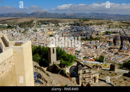 Anzeigen von Alcala la Real und die umliegende Landschaft vom Schloss - Fortaleza de la Mota - Provinz Jaen, Andalusien, Spanien. Stockfoto