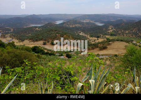 Anzeigen von Zufre Behälter und Hügel in der Sierra de Aracena Park, vom Hilltop weiße Stadt Zufre, Provinz Huelva, Andalusien, Spanien Stockfoto