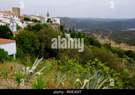 Eine Ansicht von Zufre und die umliegende Landschaft in der Provinz Huelva, Andalusien, Spanien Stockfoto