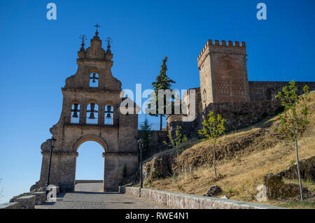 Die dramatischen Gateway/Glockenturm am Eingang zum Schloss, Aracena Aracena, Huelva, Spanien. Stockfoto