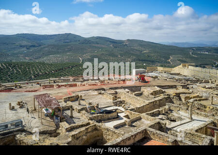 Ein Blick auf die laufenden archäologischen Ausgrabungen an der Festung von La Mota, Alcala la Real, Provinz Jaen, Andalusien, Spanien. Stockfoto