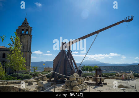 Blick auf eine Replik Trebuchet und Steinkugeln im Inneren des Schlosses, die Fortaleza de la Mota, in Alcala la Real, Jaen, Andalusien, Spanien. Stockfoto