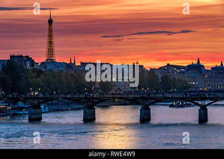 Paris und die seine, die bei Sonnenuntergang unter der Pont des Art fließt, mit dem Eiffelturm in der Ferne, Paris, Frankreich Stockfoto