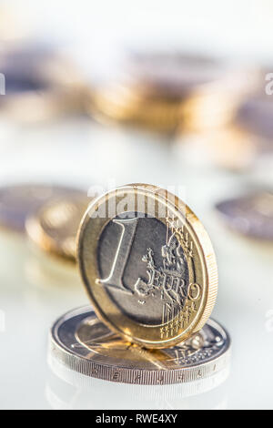 Euro Münze Salden auf eine andere Münze und mehrere Lose Münzen Stockfoto