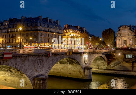 Pont au Change in der Nacht, von den Quai de la Corse, Paris Stockfoto