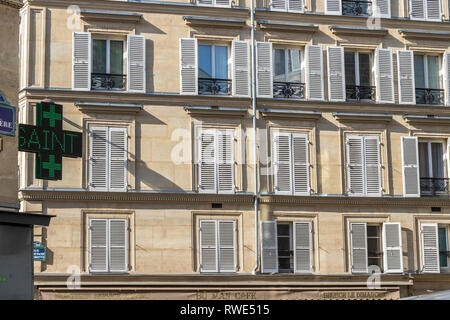 Apartments in Paris mit hölzernen Fensterläden im Sonnenschein, Rue Notre Dame De Lorette, St Georges in der 9. Arrondissement von Paris Stockfoto