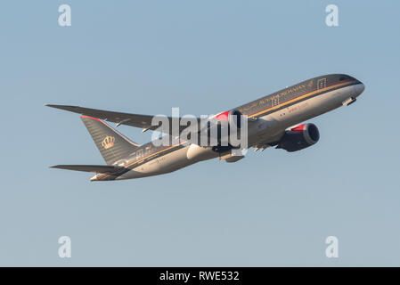 Royal Jordanian Boeing 787 Dreamliner Jet Flugzeug JY-BAC startet vom Flughafen London Heathrow, Großbritannien, in blauem Himmel Stockfoto