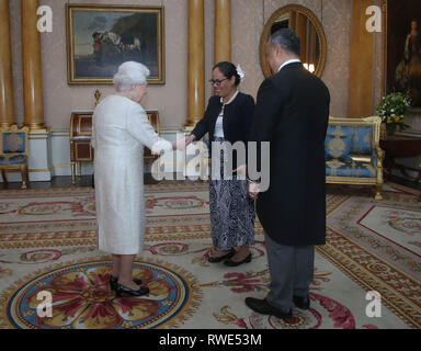 Von Tuvalu Ständiger Vertreter bei den Vereinten Nationen Aunese Makoi Simati und seine Frau Sunema Pie Simati werden von Königin Elizabeth II. nach seiner Ernennung als Hoher Kommissar für Tuvalu in London am Buckingham Palace, London erhalten. Stockfoto