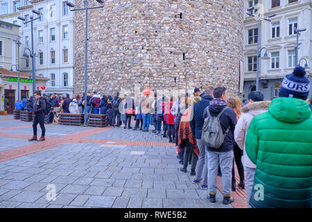 Lange Line-up von Menschen in der Schlange der Galata Turm auf einem kalten Wintertag zu besuchen. Istanbul, Türkei - Dezember Stockfoto