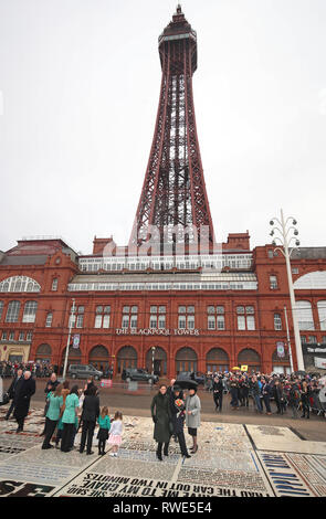 Der Herzog und die Herzogin von Cambridge verlassen Blackpool Tower, wo Sie einen runden Tisch Unterrichtung über die jüngste Geschichte der Stadt und Herausforderungen verbunden. Stockfoto