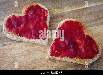 Herzförmige Toast mit Marmelade Stockfoto