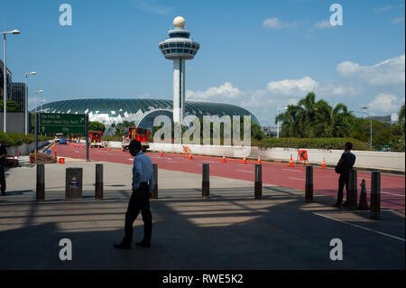 01.03.2019, Singapur, Republik Singapur, Asien - ein Blick von Klemme 3 der Turm und das neue Juwel Terminal am Flughafen Singapur Changi. Stockfoto