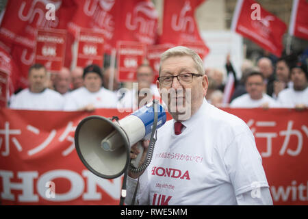 Len McCluskey, Generalsekretär der Unite Union schließt Arbeiter aus der Honda Werk in Swindon gegenüber dem Parlament, Westminster, London im Protest gegen die Schließung der Fabrik. Stockfoto