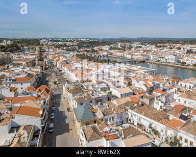 Luftbild des charmanten Tavira mit römische Brücke in sonniger Tag, Algarve, Portugal Stockfoto