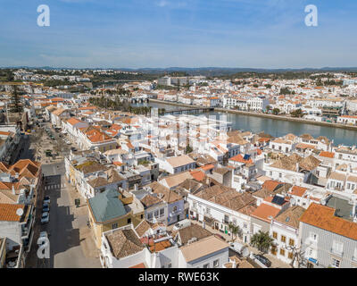 Luftbild des charmanten Tavira mit römische Brücke in sonniger Tag, Algarve, Portugal Stockfoto