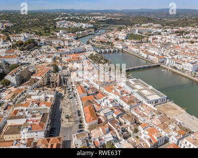 Luftbild des charmanten Tavira mit römische Brücke in sonniger Tag, Algarve, Portugal Stockfoto