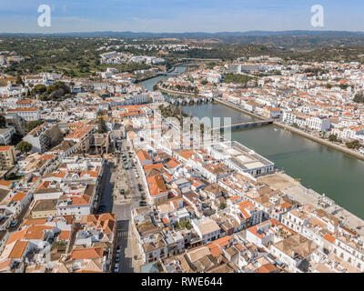 Luftbild des charmanten Tavira mit römische Brücke in sonniger Tag, Algarve, Portugal Stockfoto