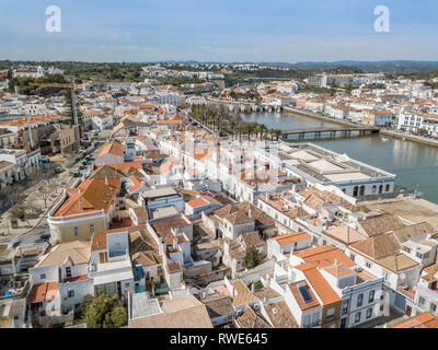 Luftbild des charmanten Tavira mit römische Brücke in sonniger Tag, Algarve, Portugal Stockfoto