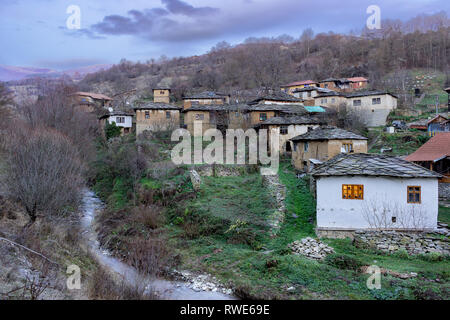 Archaischen Architektur und einzigartigen Stein Dächer in Dorf Gostusa, auch als Stone Village, Serbien bekannt, Osteuropa Stockfoto