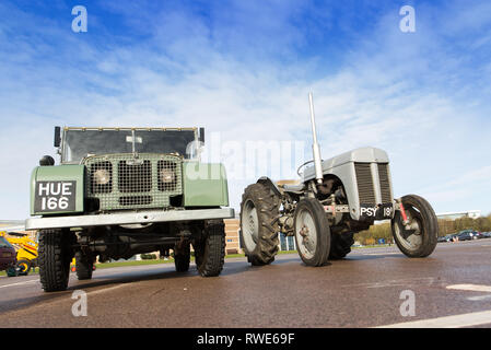 Britische Symbole, beide, ein 1949 Serie 1 Land Rover zusammen mit einem Ikonischen grau Ferguson Traktor - British Motor Museum Gaydon UK Stockfoto