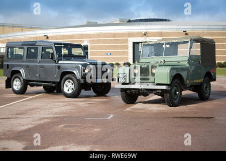 Britische Symbole, beide, ein 1949 Serie 1 Land Rover zusammen mit einem der letzten Erkennung in die Produktionslinie, Gaydon, Großbritannien kommen Stockfoto