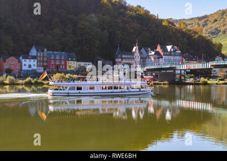 Mosel River Cruise Boot vorbei Traben Trarbach eine Stadt in der Mitte der Mosel in Rheinland-Pfalz, Deutschland, Europa Stockfoto