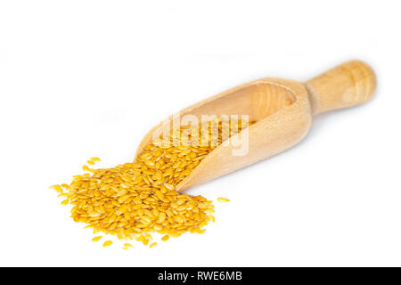 Nahaufnahme des Goldenen flaxseeds, einem pflanzlichen Quelle von Omega-3-Fettsäuren, auf eine kleine hölzerne Schaufel dargestellt Stockfoto