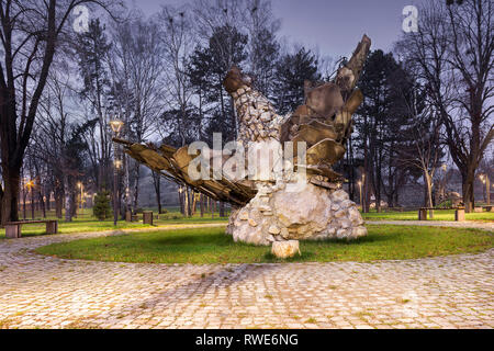 Beliebte, Stein geflügeltes Pferd Denkmal im Stadtpark, vor der City Festung namens Momcilov Grad Stockfoto