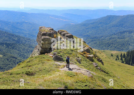 Wanderer ein Foto mit seinem Handy von einem atemberaubenden Panorama von einem Aussichtspunkt auf einem Hügel auf einem sonnigen, klaren Tag Stockfoto