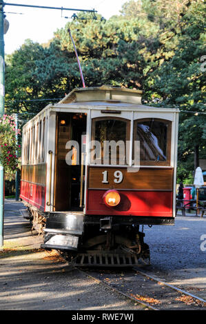 Einer der elektrischen Straßenbahnen am Laxey Tram Terminus auf den 17 Meilen langen Schiene Anschluss Anschluss Ramsey und Douglas auf der Isle of Man, Großbritannien. Ein fle Stockfoto