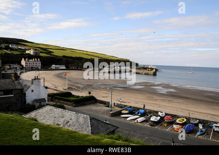 Die geschwungene Sandbucht mit Blick auf die Irische See in Port Erin auf der Südwestküste der Isle of Man, Großbritannien die Insel Man mit seiner Hauptstadt, Stockfoto